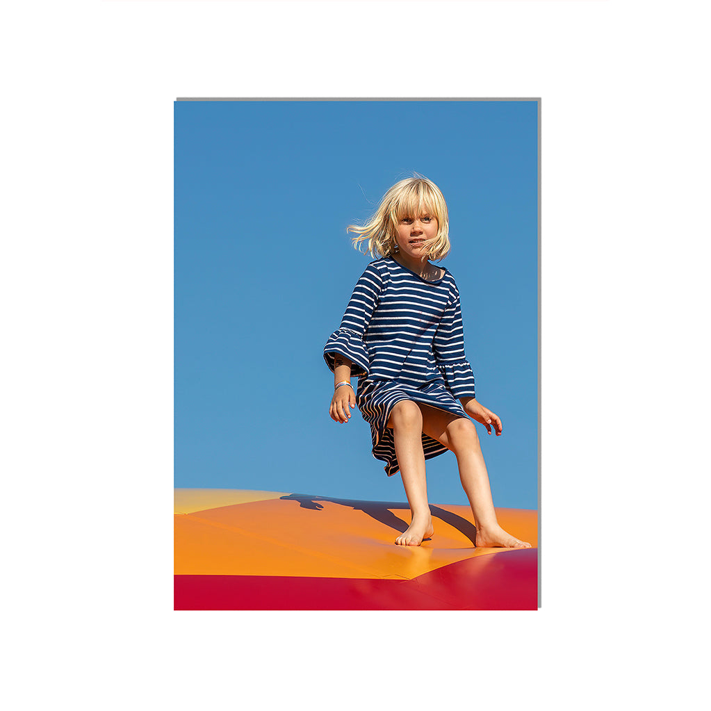 Plakat med eget billede: Pige i hoppeborg.